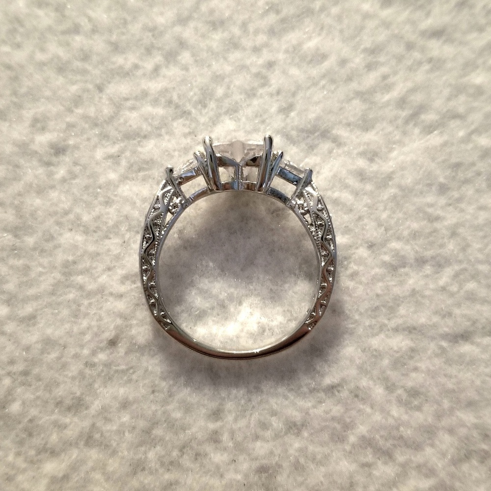 18k Heart Solitaire - Picture 2 of 5